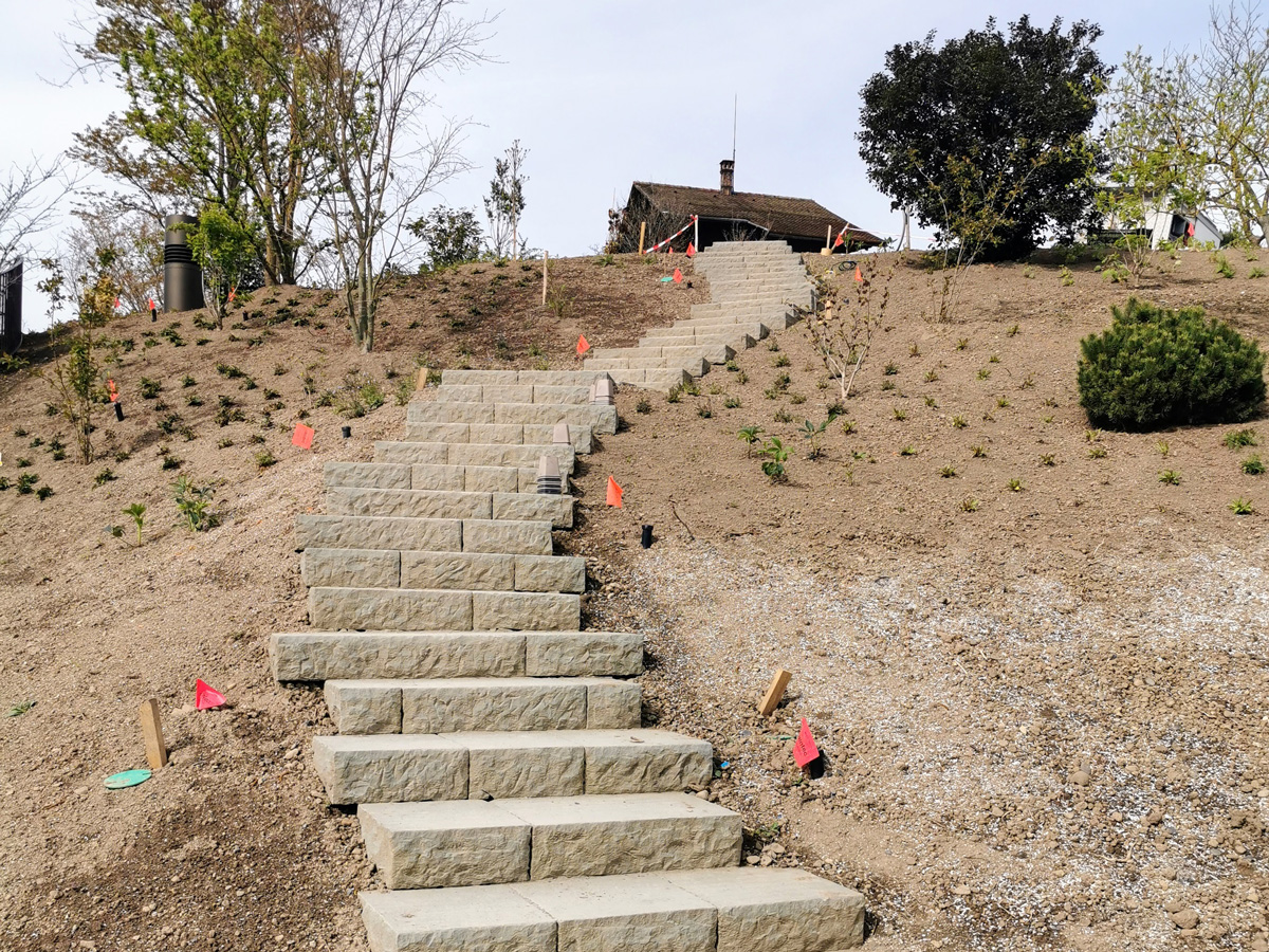 KeraMar AG | Natursteine | Gartentreppe mit Sandstein Blockstufen