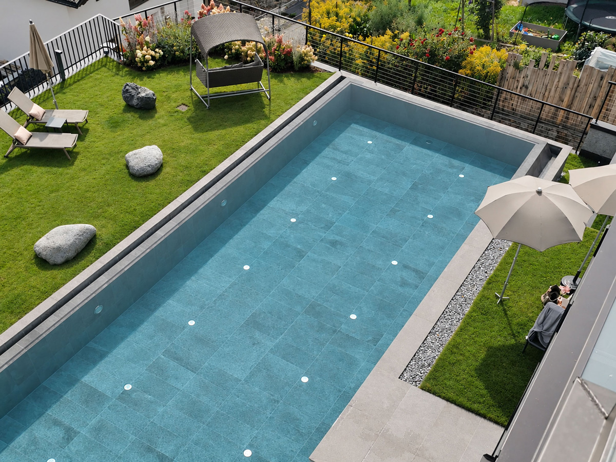 KeraMar AG | Mit Feinsteinzeug erstellte moderne Poolanlage