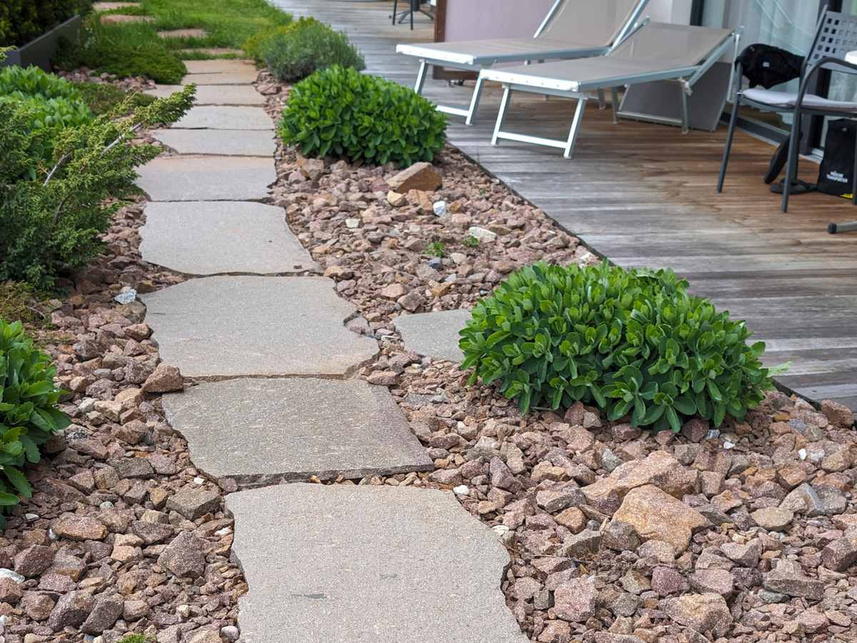 KeraMar AG | Gartengestaltung mit Schrittplatten aus Porphyr formwild