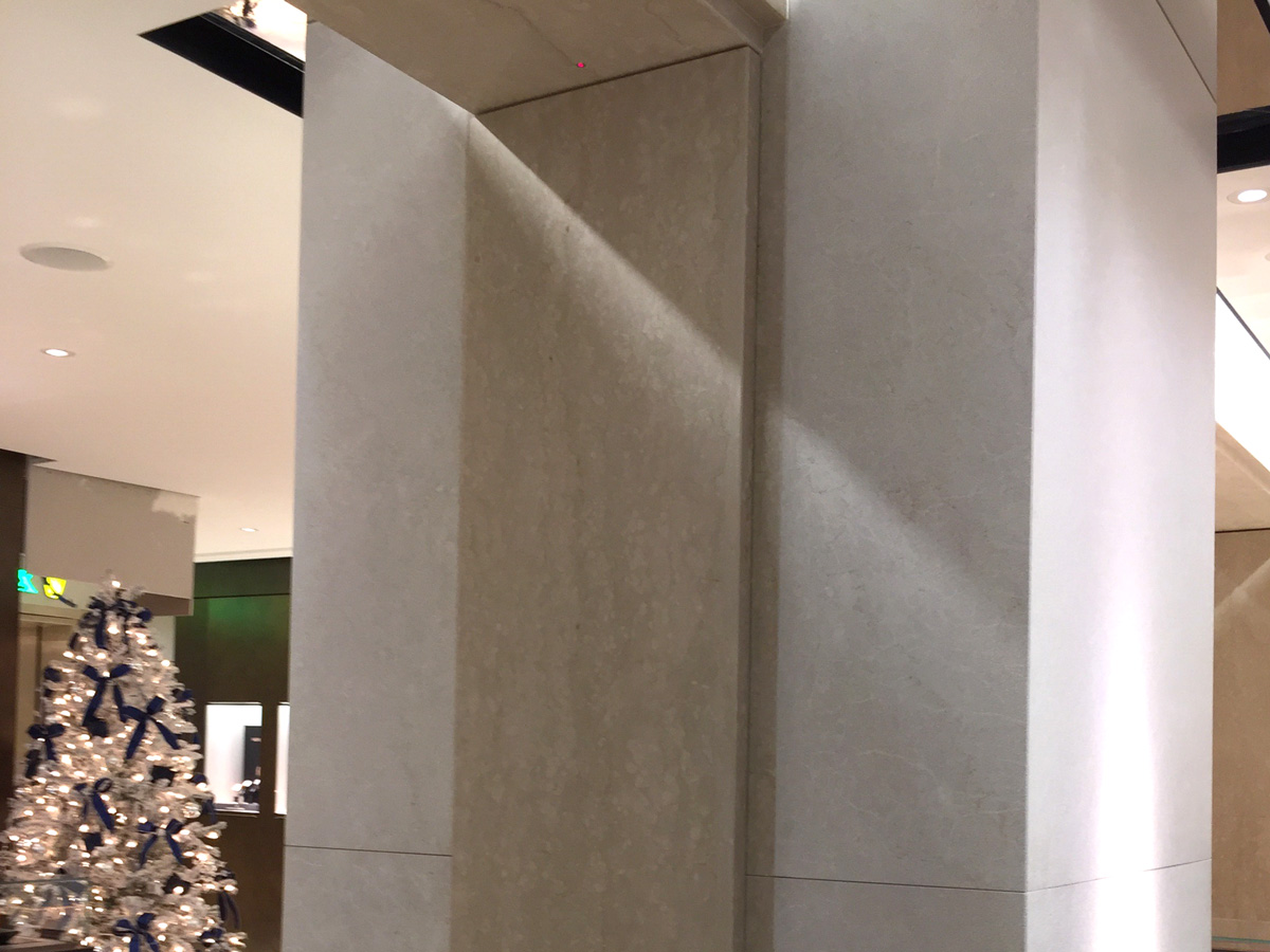 Keramar AG | Grossformatige Naturstein-Portalverkleidung | Marmor Botticino Classico