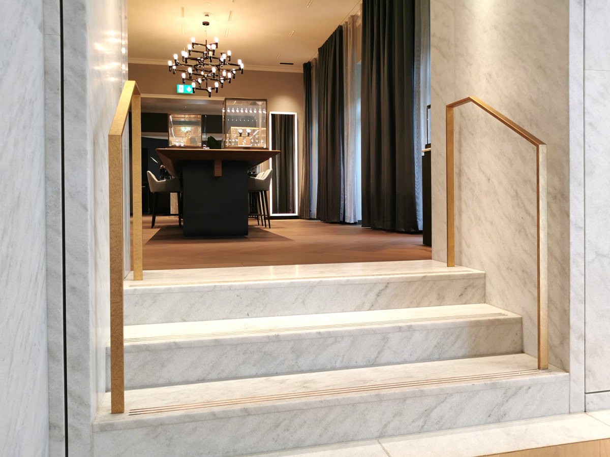 KeraMar AG | Innentreppe Ladenbau | Cristallina Marmor