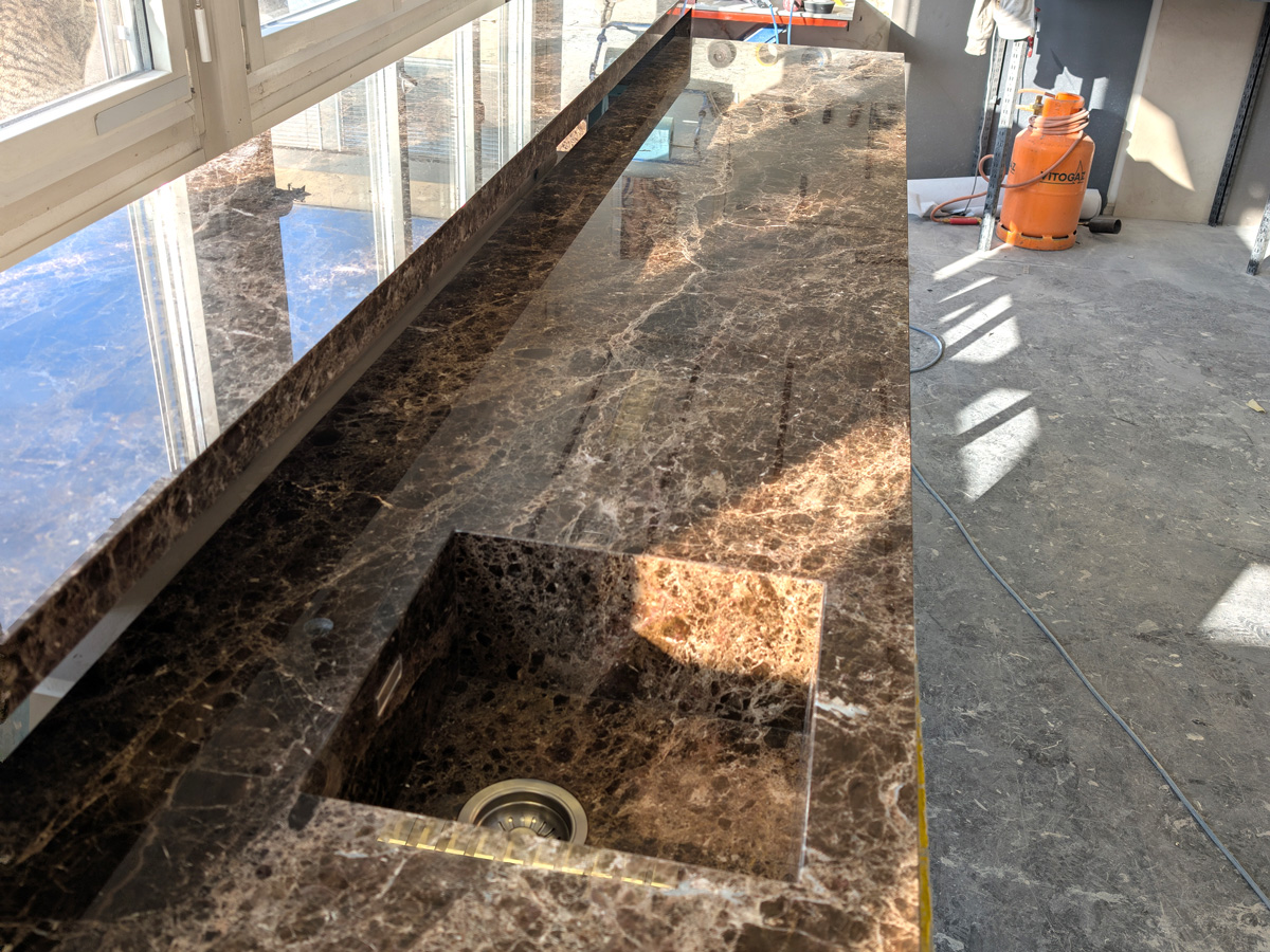 KeraMar AG | Natursteine | Barabdeckung in Arbeit mit Marmor Imperador Dark
