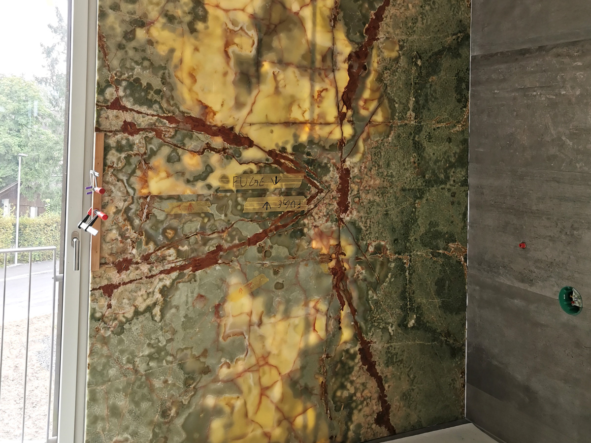 KeraMar AG | hinterleuchtete Onyx Wandplatte wird montiert