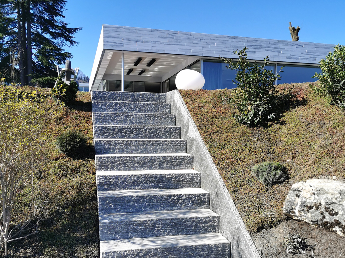 Treppe aus Blockstufen mit massivem Onsernone Gneis KeraMar AG | Gartenanlagen | Treppe aus Blockstufen mit massivem Onsernone Gneis