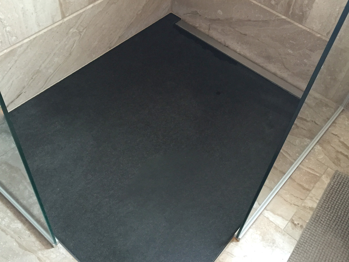 KeraMar AG | Dusche in Nero Assoluto geflammt/gebürstet | Wände Marmor