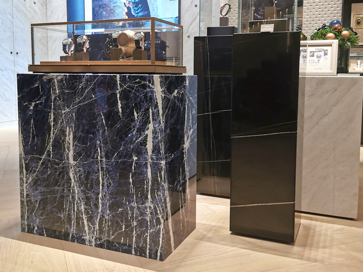 KeraMar AG | Ladenbau mit Naturstein | Vitrine aus brasilianischem Sodalit