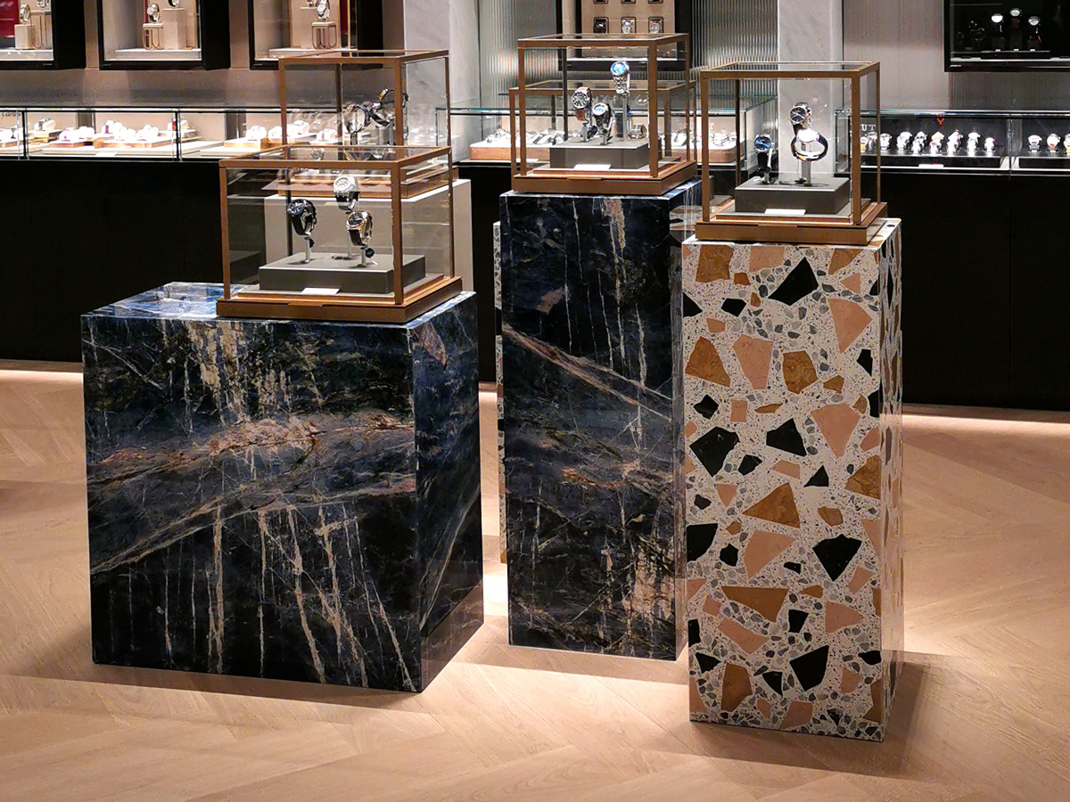 KeraMar AG | Innenausbau | Ladenbau Vitrinen mit Marmor und Terrazzo (Kunststein)