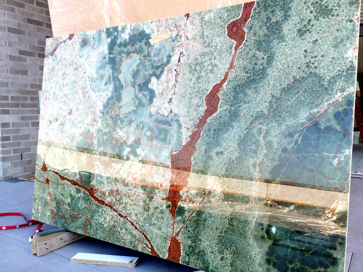 KeraMar AG | Onyx Natursteinplatte für hinterleuchtete Wandverkleidung
