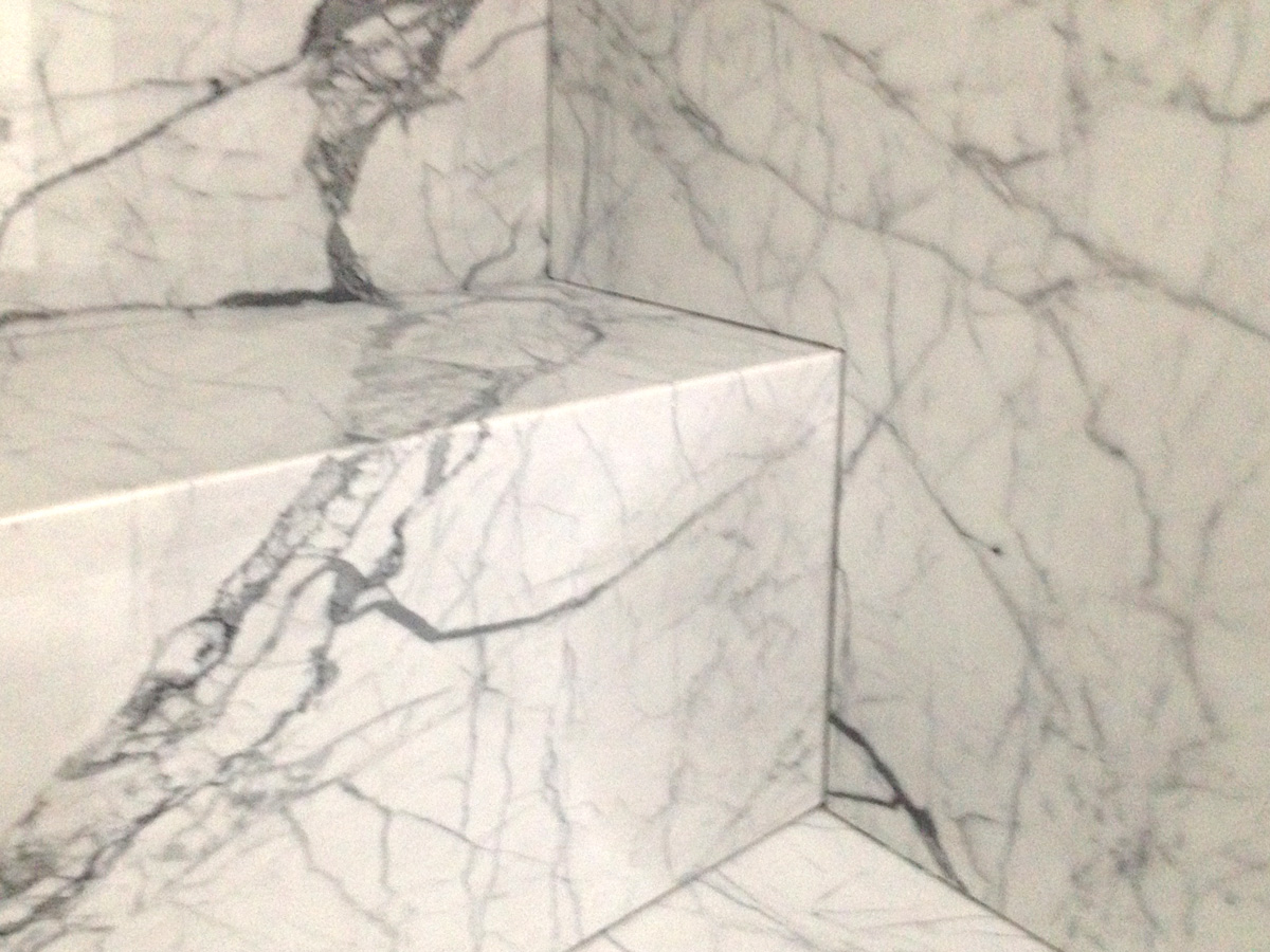 KeraMar AG | Details Wandverkleidung in Carrara Marmor