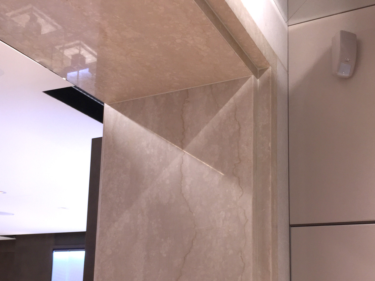KeraMar AG | Grossformatige Portalverkleidung Marmor Botticiano Classico
