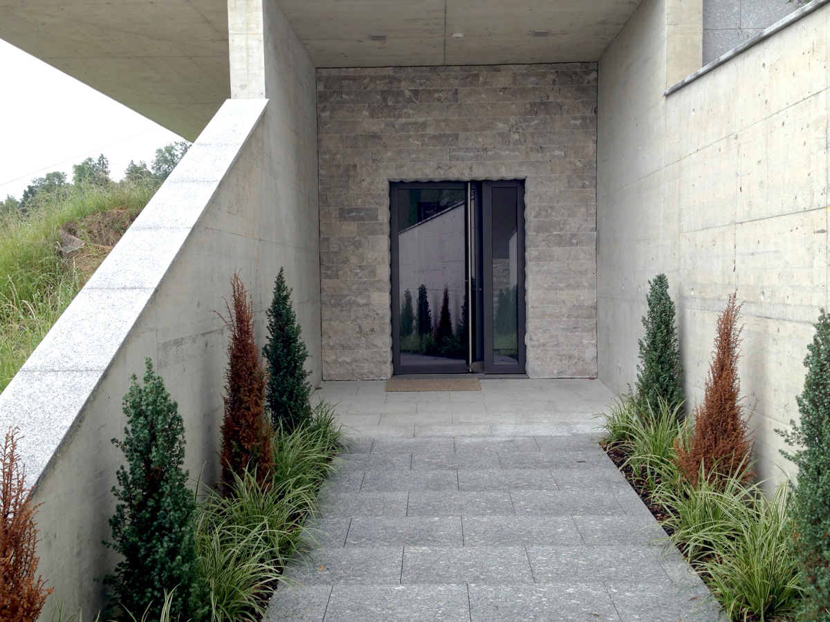 KeraMar AG | Natursteinfassade im Hauseingang mit Travertino Silver