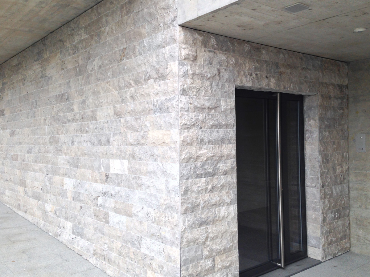 KeraMar AG | Natursteinfassade in Travertino Silver