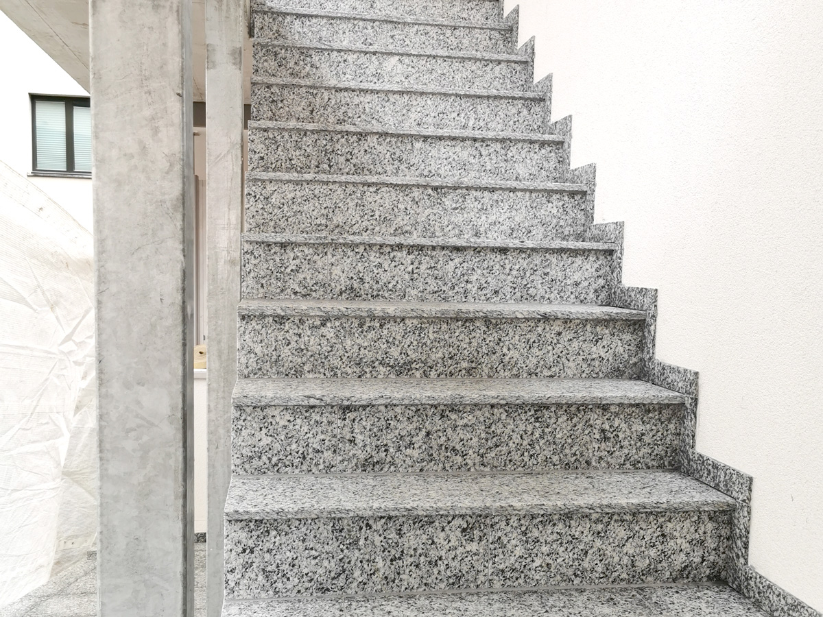 KeraMar AG | Natursteintreppe in Gneis Serizzo