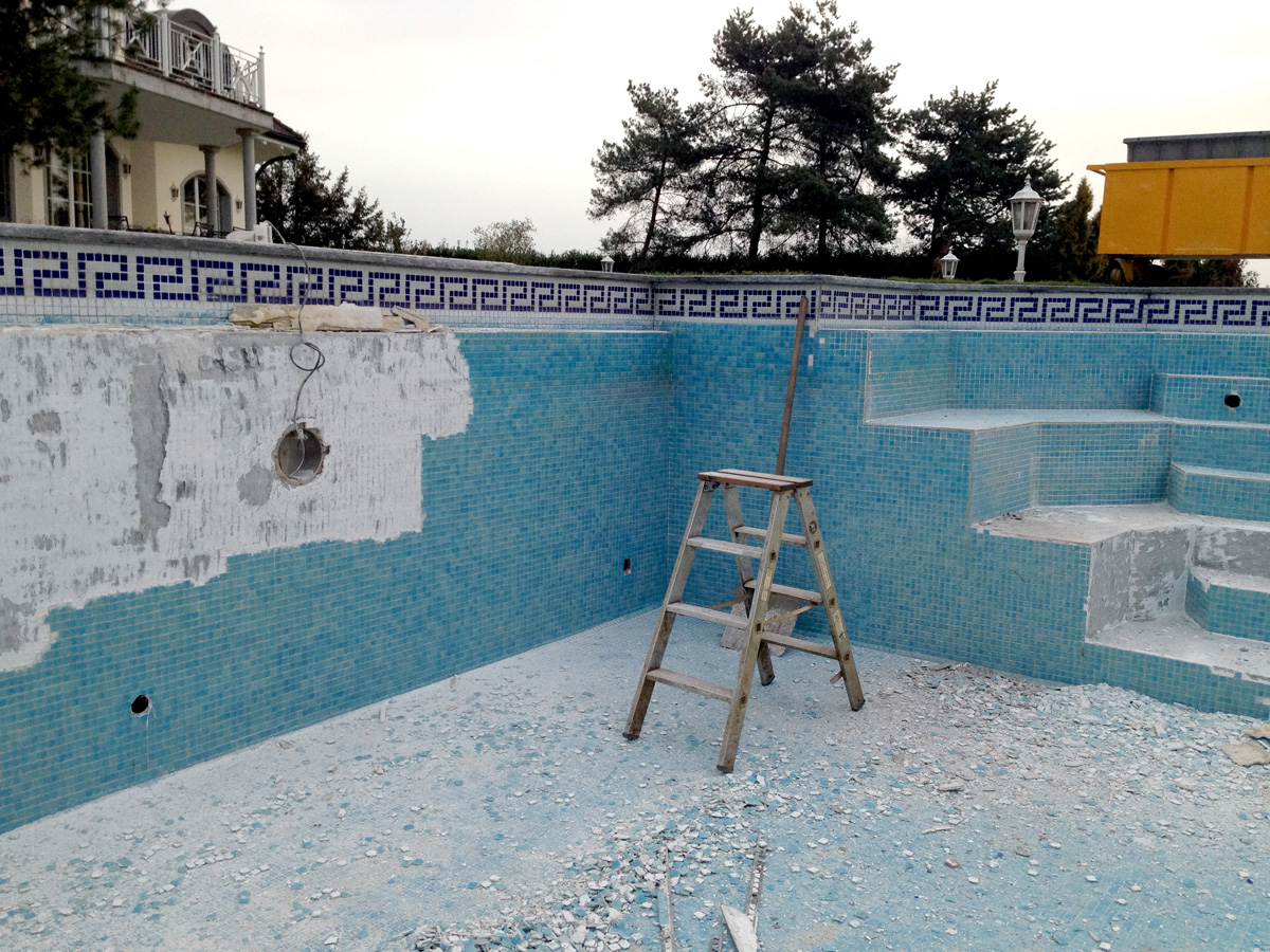 KeraMar AG | Aussenpool-Sanierung Entfernen Altbelag Mosaik