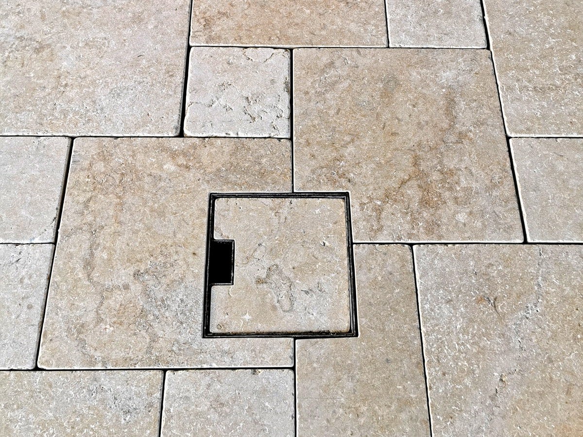 KeraMar AG | Terrassenbelag als römischer Verband in Kalkstein Marokko