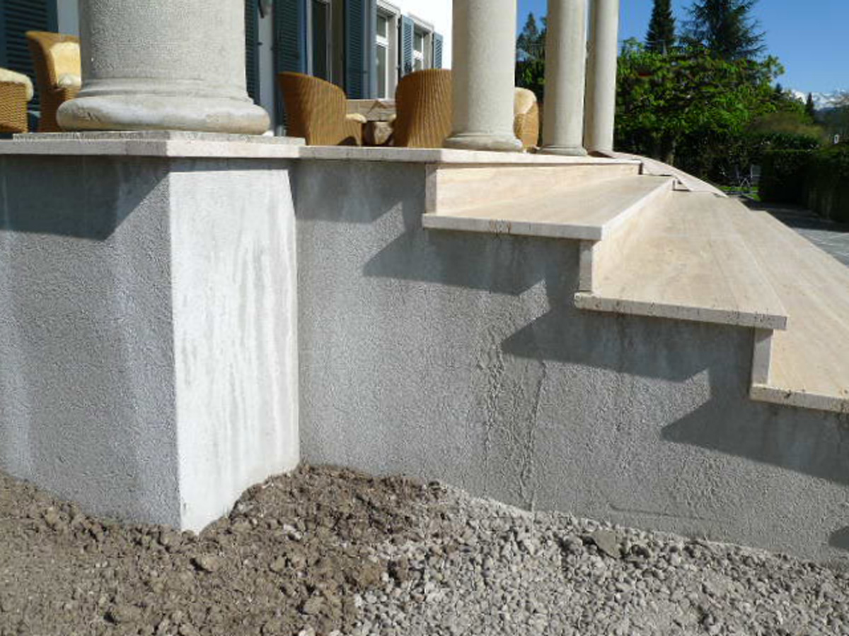 KeraMar AG | Detail Naturstein Aussentreppe in Travertin