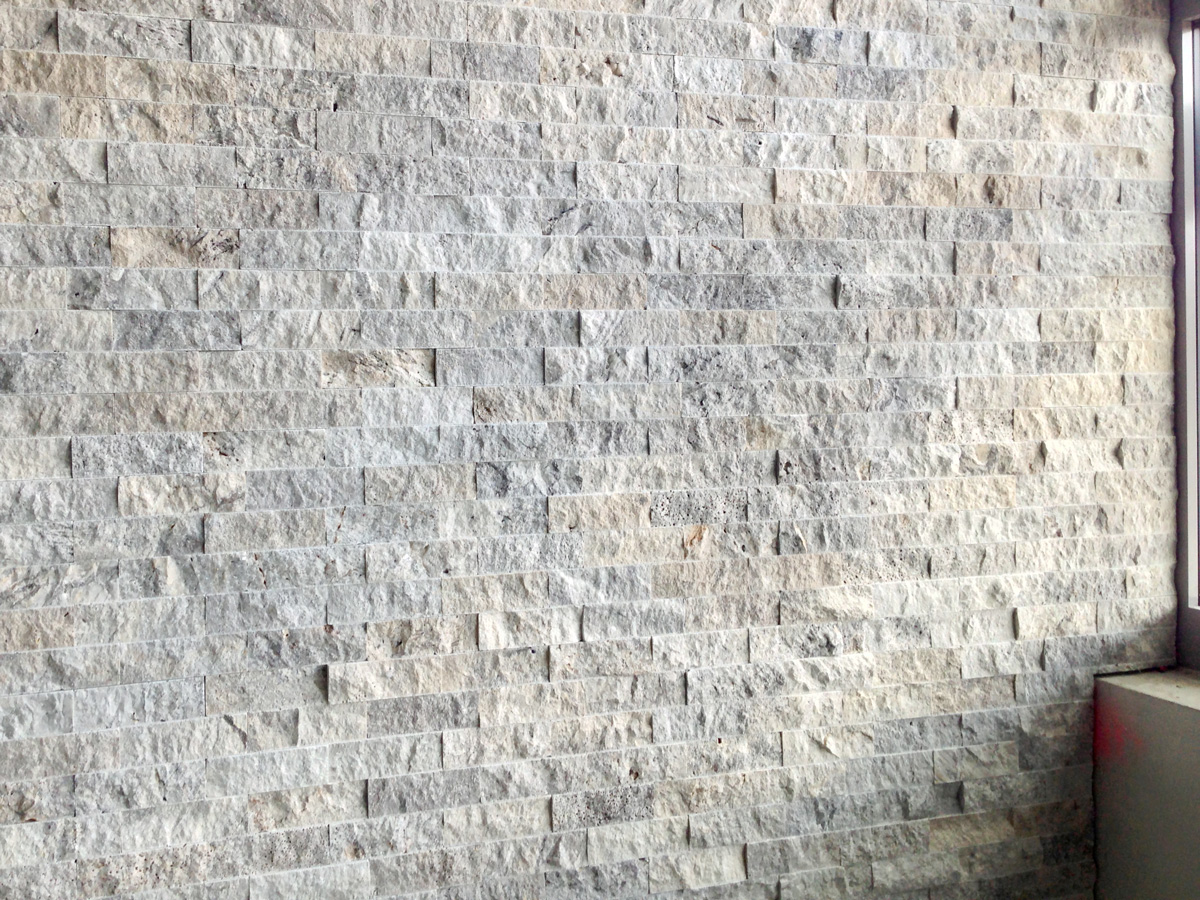 KeraMar AG | Wandverkleidung mit Spaltriemen Travertino Silver