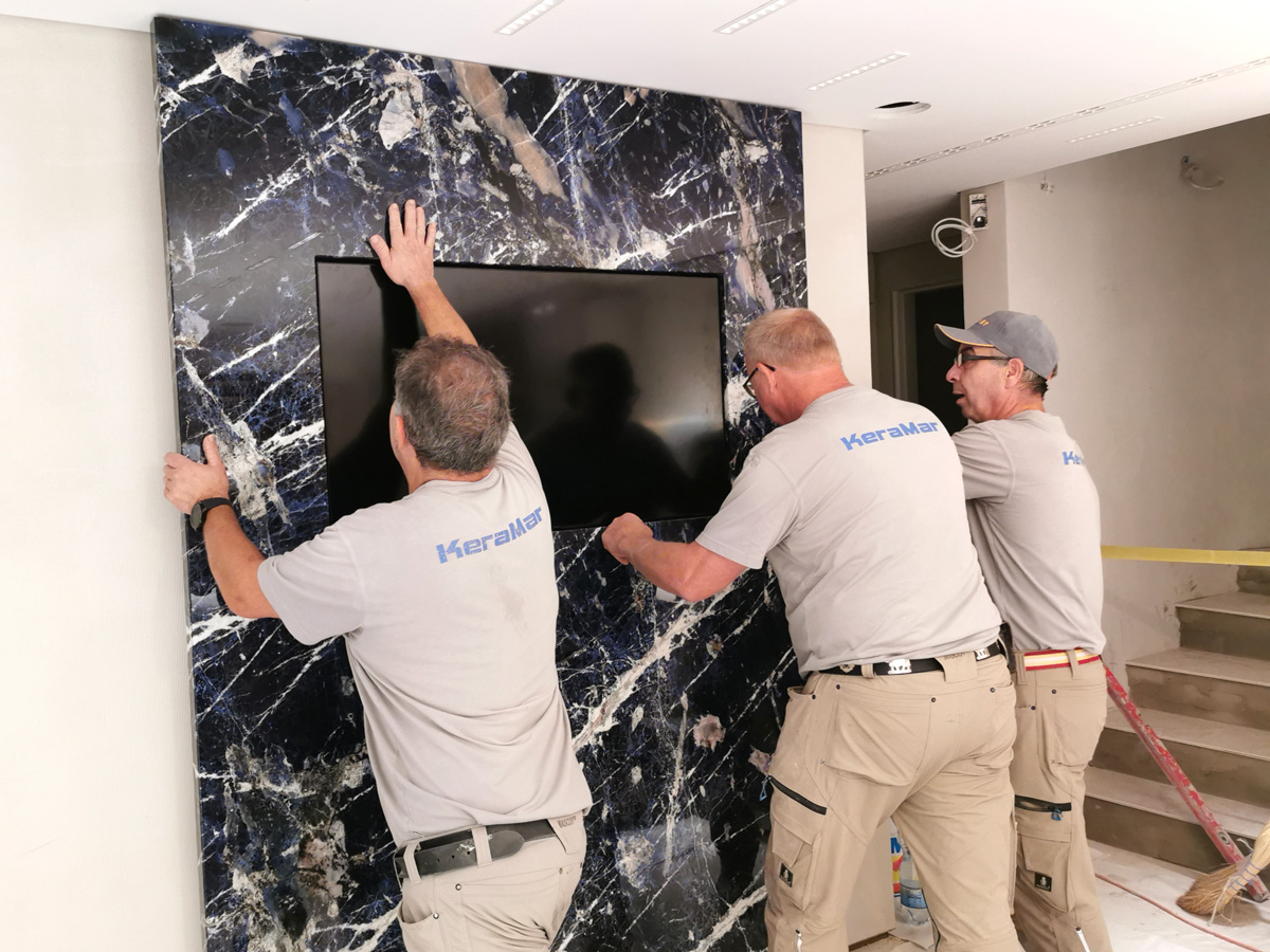 KeraMar AG | Montage grossformatige Sodalit Platte